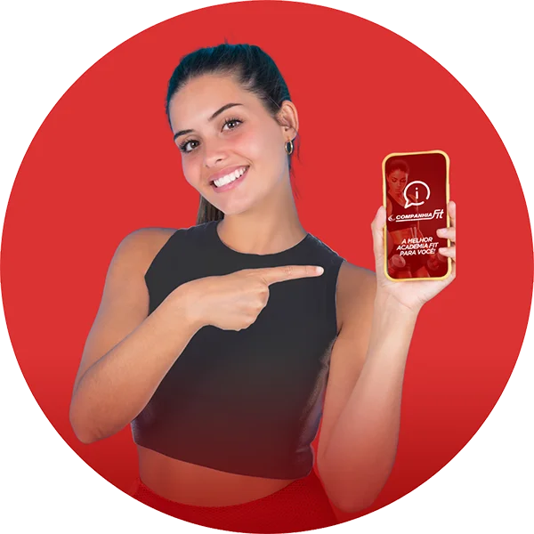 Aluna da CompanhiaFit mostrando o aplicativo no celular